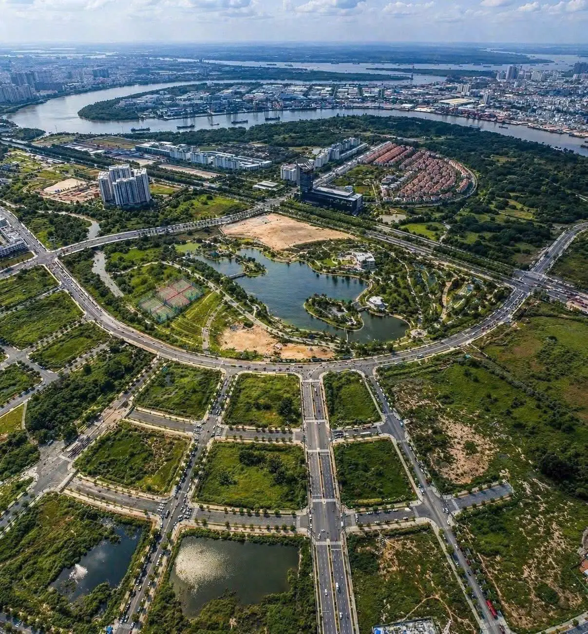 Thu Thiem zone planning map - showing major development zones including Administrative Center, Opera House, and 99-floor tower